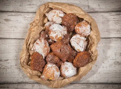 Frittelle di Carnevale nella carta da forno