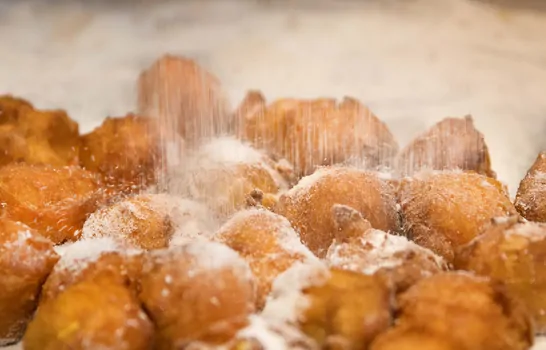 Frittelle appena fritte spolverate di zucchero a velo