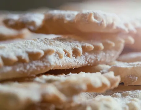 Chiacchiere spolverate di zucchero a velo