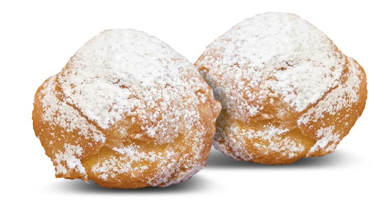 Due frittelle di Carnevale spolverate di zucchero a velo, scontornate
