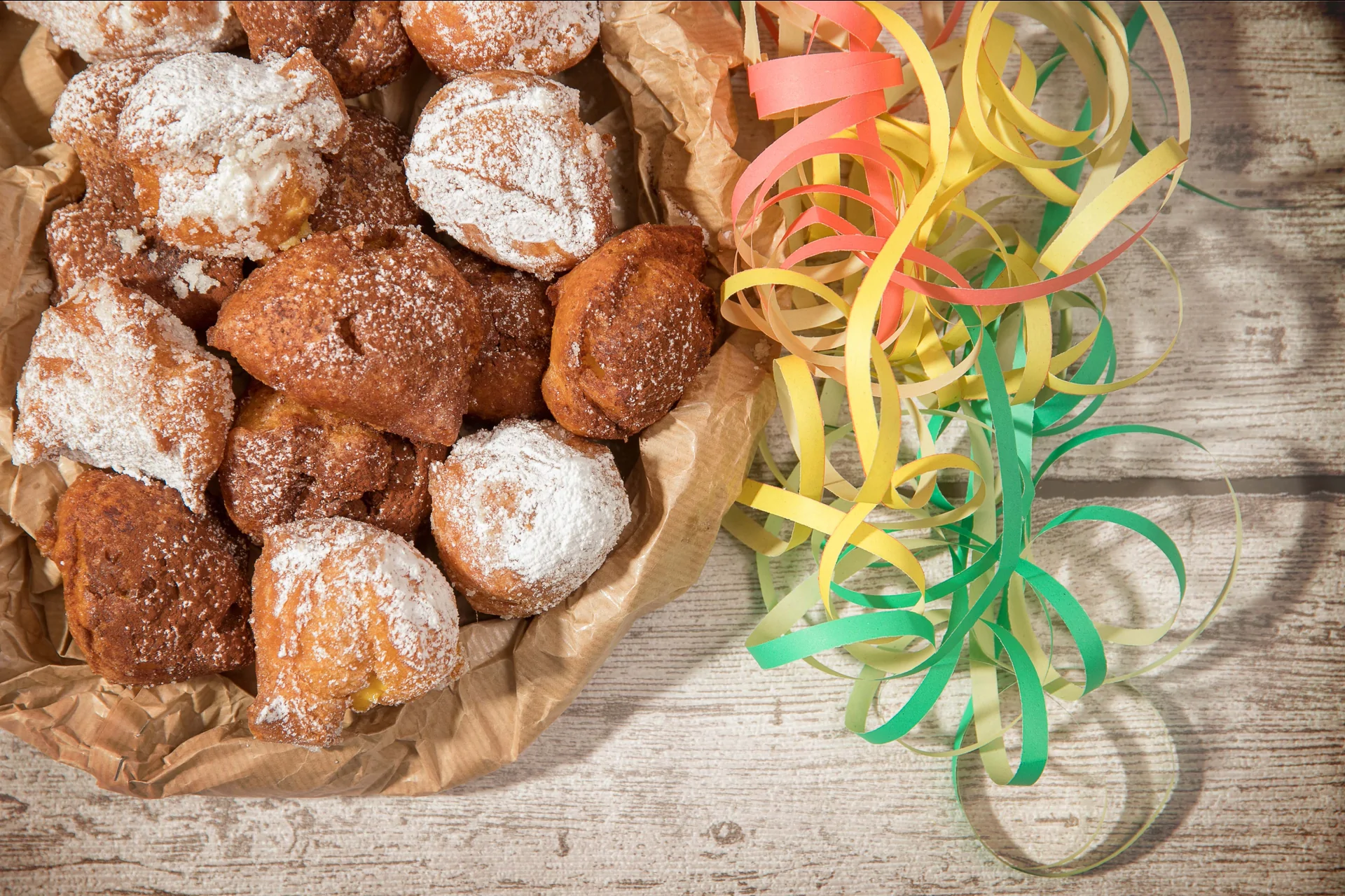 Chiacchiere e frittelle di Carnevale con stelle filanti