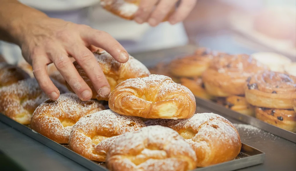 Vassoio di bignole alla crema spolverate di zucchero a velo