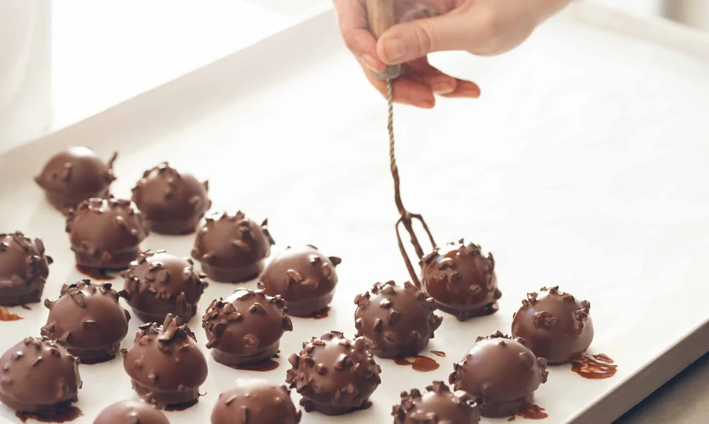Tartufi di cioccolato appena colati su una teglia