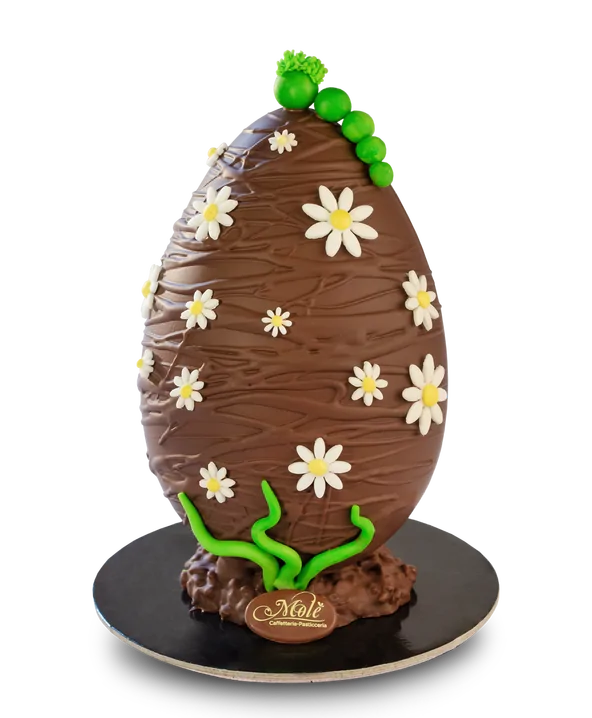 Uovo di Pasqua di cioccolato decorato con margherite bianche