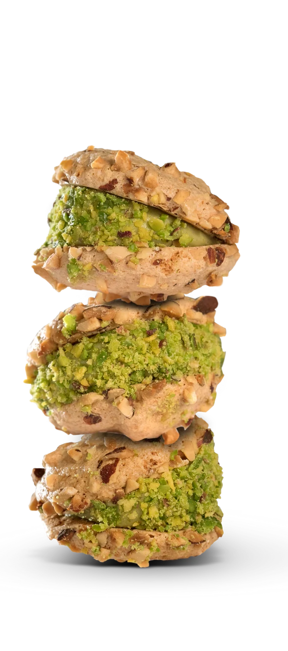 Pila di dolci al pistacchio in equilibrio uno sull'altro