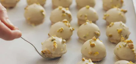 Teglia di mignon glassati con granella di pistacchio