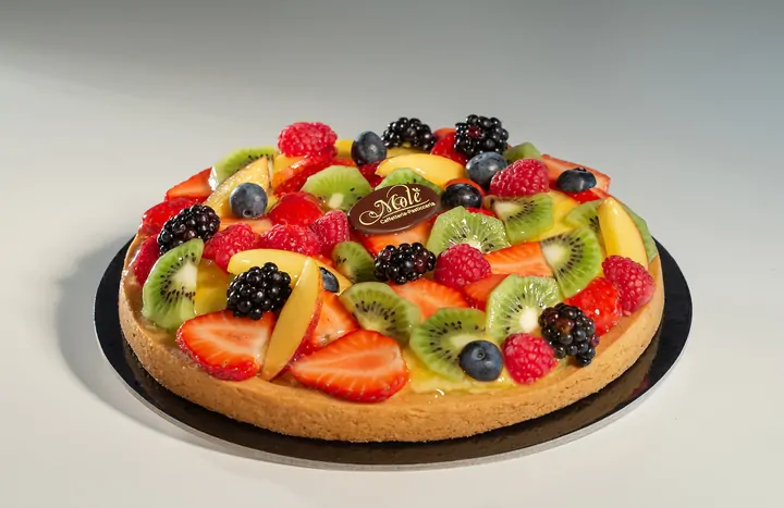 Fetta di crostata di frutta mista