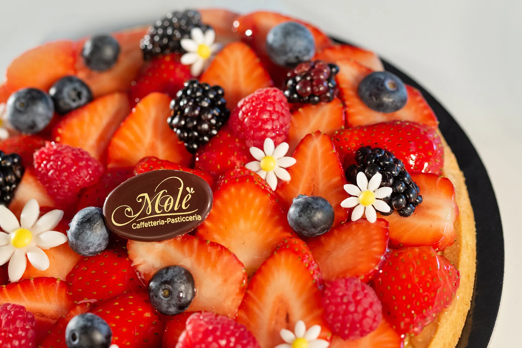 Torta decorata con fiori di zucchero