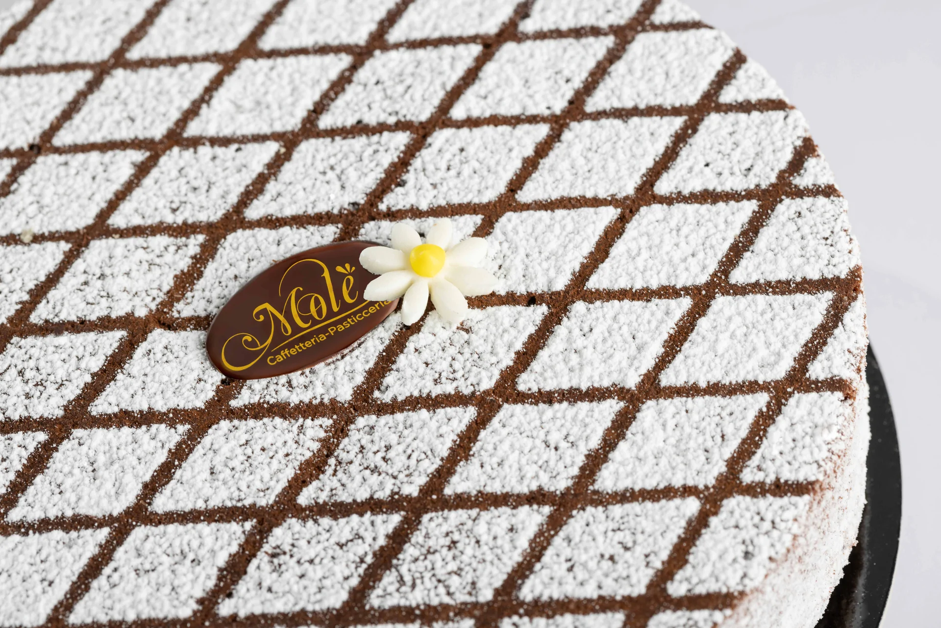 Torta artigianale con decorazioni in cioccolato