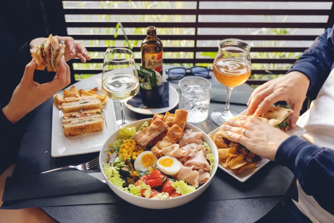 Tavolo con club sandwich, insalatona e panino serviti insieme